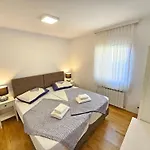 Fuer 6 Personen Mit Jacuzzi By Interhome *