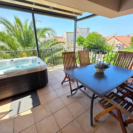 Appartamento Fuer 6 Personen Mit Jacuzzi By Interhome *