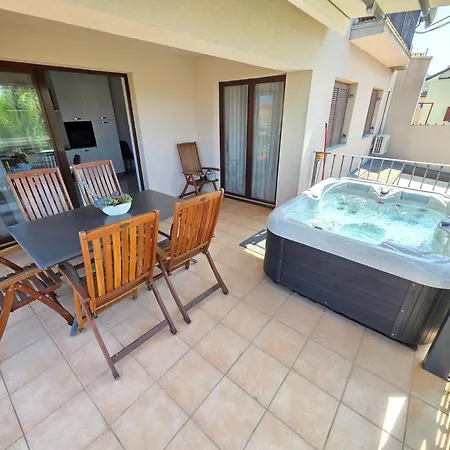 Appartamento Fuer 6 Personen Mit Jacuzzi By Interhome