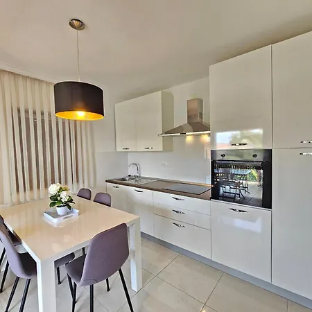 Appartamento Fuer 6 Personen Mit Jacuzzi By Interhome