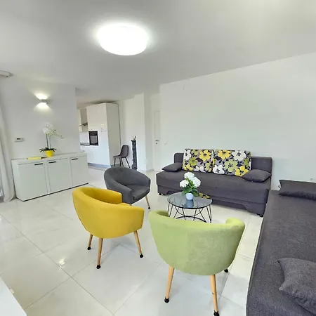 Appartamento Fuer 6 Personen Mit Jacuzzi By Interhome