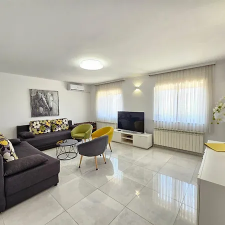 Appartamento Fuer 6 Personen Mit Jacuzzi By Interhome Crikvenica
