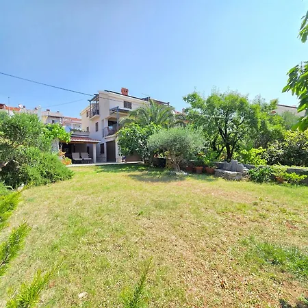Fuer 6 Personen Mit Jacuzzi By Interhome Appartamento Crikvenica