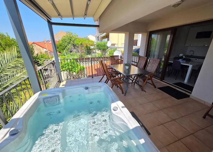 Lägenhet Fuer 6 Personen Mit Jacuzzi By Interhome