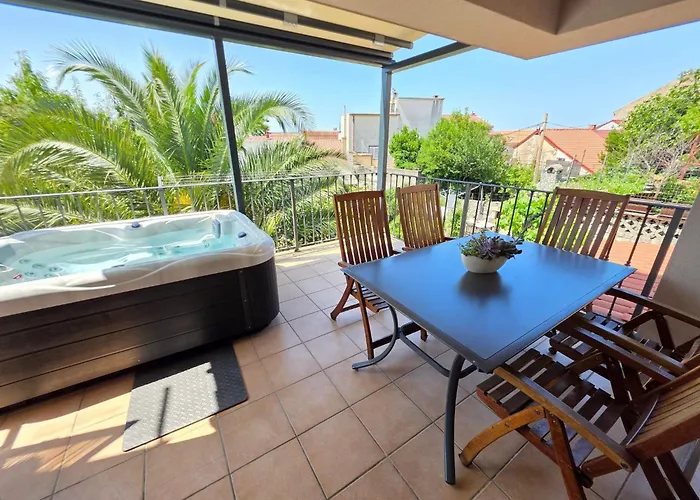 Lägenhet Fuer 6 Personen Mit Jacuzzi By Interhome *