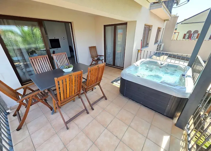 Lägenhet Fuer 6 Personen Mit Jacuzzi By Interhome