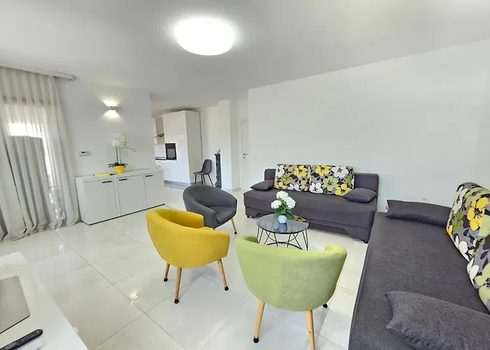 Lägenhet Fuer 6 Personen Mit Jacuzzi By Interhome