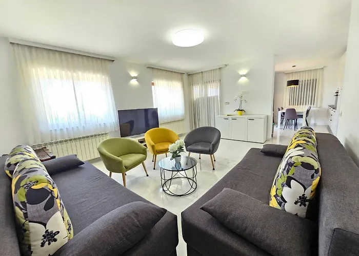Lägenhet Fuer 6 Personen Mit Jacuzzi By Interhome *